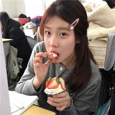 挥著翅膀的女孩